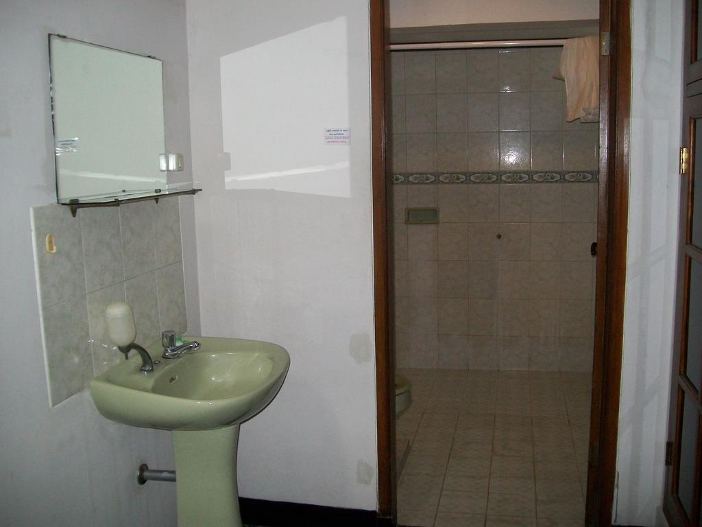 Krowi Inn Surabaya Room photo