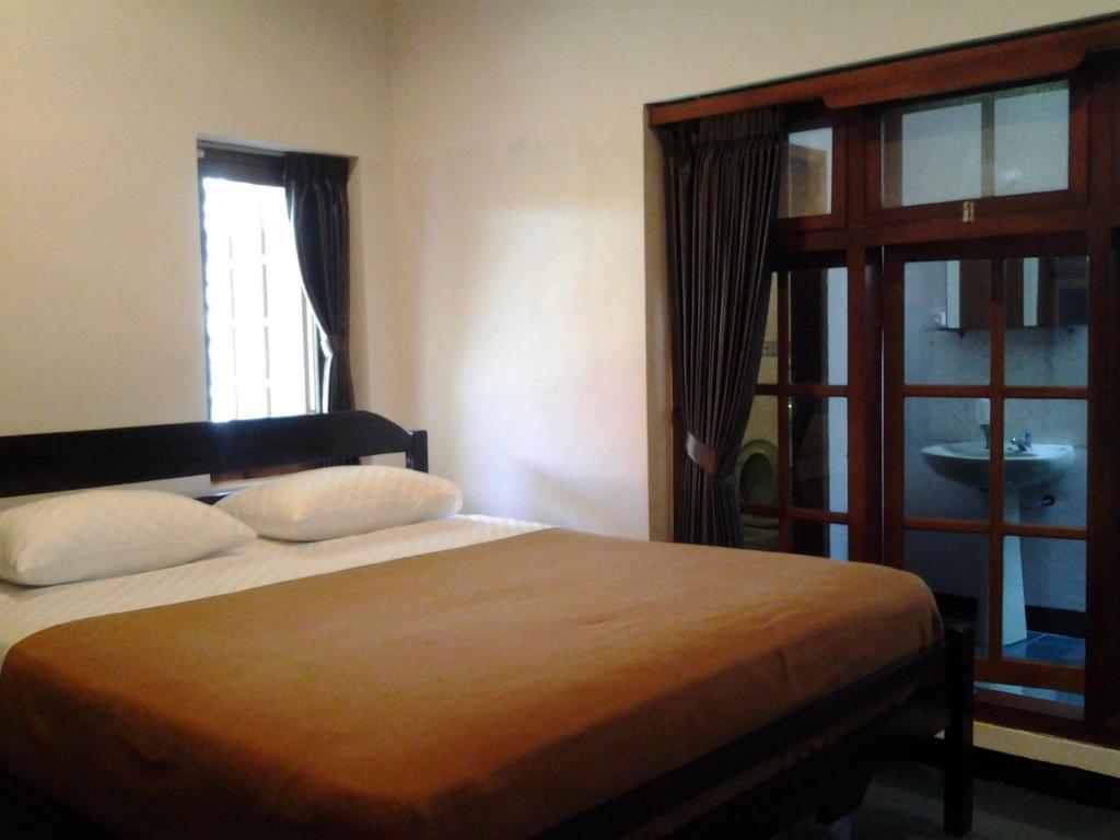 Krowi Inn Surabaya Exterior photo