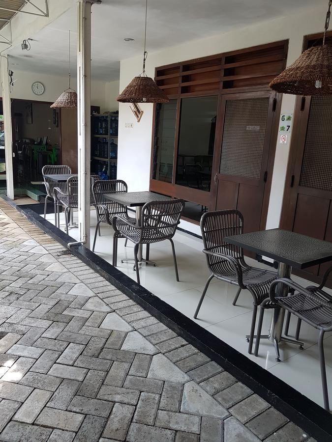 Krowi Inn Surabaya Exterior photo