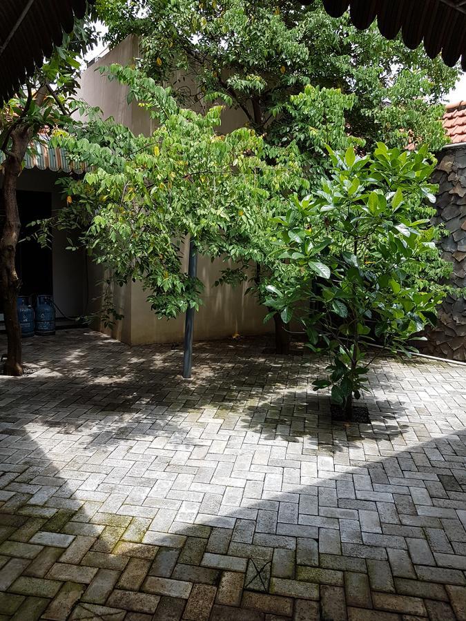 Krowi Inn Surabaya Exterior photo