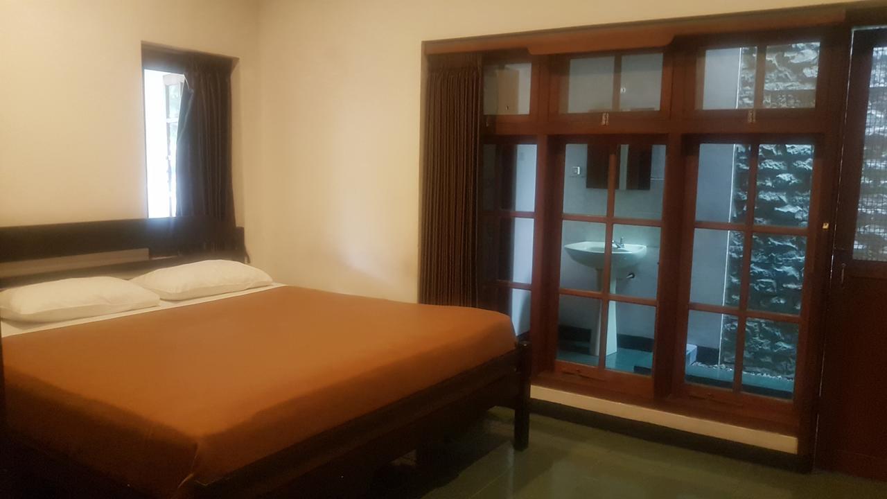 Krowi Inn Surabaya Exterior photo